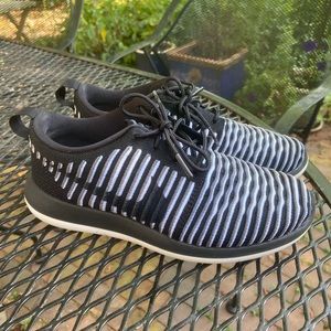 Nike Women’s Roshe Sneakers. Flyknit. Size 7.